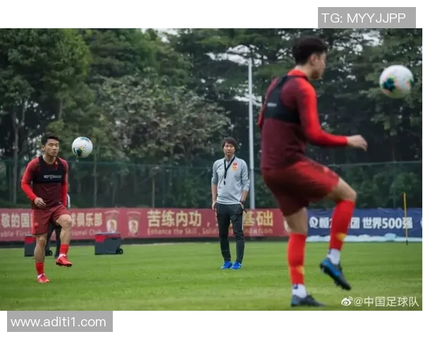 足球明星挂画与钟表完美结合为您的家居增添运动气息与时尚魅力