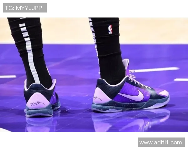 足球明星穿粉色球鞋展现个性风采引领时尚潮流新趋势