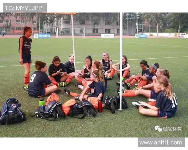 女团成员与足球明星同框合影展现青春活力与运动魅力的精彩瞬间