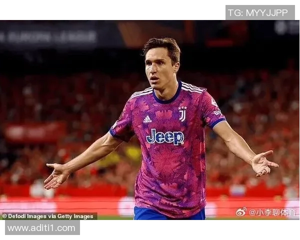 足球明星比心瞬间集锦展现他们的热情与友谊之美