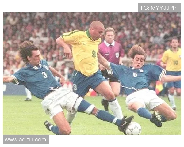 纯白色的足球明星背后的故事与成就揭秘