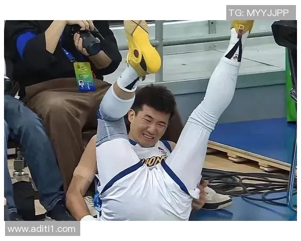足球明星左腿受伤瞬间曝光引发球迷热议与关心